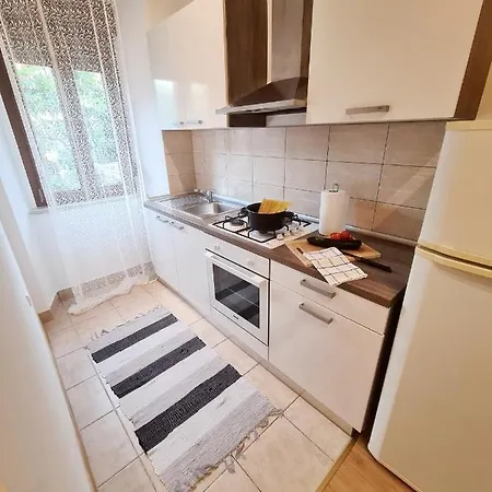 Caligula Center * Pula