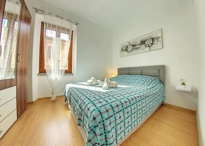 Caligula Center Pola