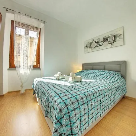 Caligula Center Pula